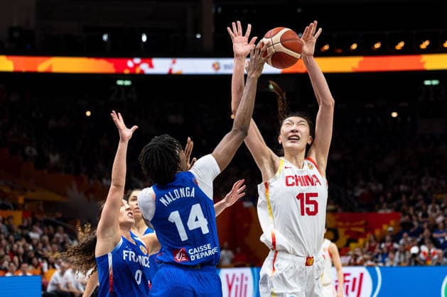 Xu Han (China, 15) im Zweikampf, Kampf um den Ball mit Dominique Malonga (Frankreich, 14), GER, China vs. Frankreich, Basketball, FIBA Women s World Cup 2026, Viertelfinale, 10.09.2026 GER, China vs. Frankreich, Basketball, FIBA Women s World Cup 2026, Viertelfinale, 10.09.2026 Berlin Copyright: xEibner-Pressefoto MaxxVincenx EP_MVN