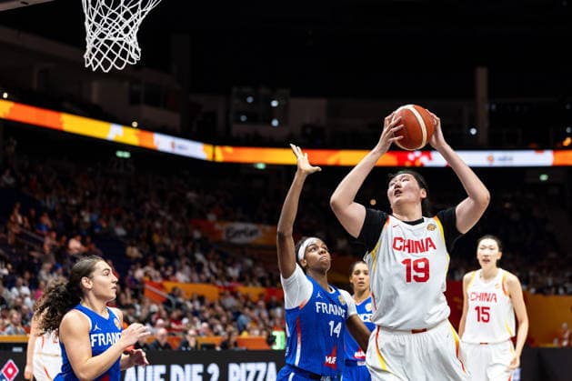 Ziyu Zhang (China, 19) am Ball, Dominique Malonga (Frankreich, 14), GER, China vs. Frankreich, Basketball, FIBA Women s World Cup 2026, Viertelfinale, 10.09.2026 GER, China vs. Frankreich, Basketball, FIBA Women s World Cup 2026, Viertelfinale, 10.09.2026 Berlin Copyright: xEibner-Pressefoto MaxxVincenx EP_MVN