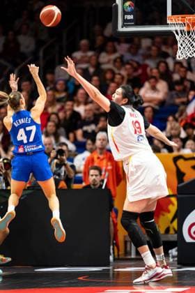 Romane Bernies (Frankreich, 47) beim Wurf, Ziyu Zhang (China, 19) verteidigt, GER, China vs. Frankreich, Basketball, FIBA Women s World Cup 2026, Viertelfinale, 10.09.2026 GER, China vs. Frankreich, Basketball, FIBA Women s World Cup 2026, Viertelfinale, 10.09.2026 Berlin Copyright: xEibner-Pressefoto MaxxVincenx EP_MVN