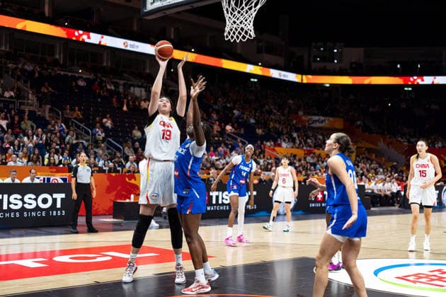 Ziyu Zhang (China, 19) beim Wurf, Aminata Gueye (Frankreich, 31), GER, China vs. Frankreich, Basketball, FIBA Women s World Cup 2026, Viertelfinale, 10.09.2026 GER, China vs. Frankreich, Basketball, FIBA Women s World Cup 2026, Viertelfinale, 10.09.2026 Berlin Copyright: xEibner-Pressefoto MaxxVincenx EP_MVN