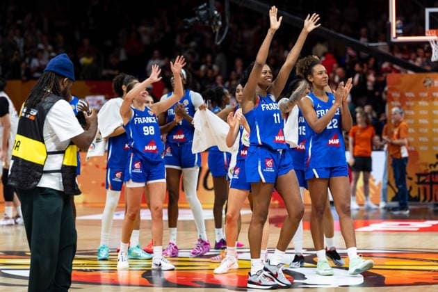 franzoesische Mannschaft jubelt Jubel nach Sieg Spielende, Pauline Astier (Frankreich, 98), Valeriane Ayayi (Frankreich, 11), Marieme Badiane (Frankreich, 22), GER, China vs. Frankreich, Basketball, FIBA Women s World Cup 2026, Viertelfinale, 10.09.2026 GER, China vs. Frankreich, Basketball, FIBA Women s World Cup 2026, Viertelfinale, 10.09.2026 Berlin Copyright: xEibner-Pressefoto MaxxVincenx EP_MVN