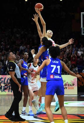 (260910) -- BERLIN, Sept. 10, 2026 -- Han Xu (top) of China vies for the ball during the quarterfinal match between China and France at the FIBA Women s Basketball World Cup 2026 in Berlin, Germany, Sept. 10, 2026. ) (SP)GERMANY-BERLIN-BASKETBALL-WOMEN S WORLD CUP-CHN VS FRA HexCanling 