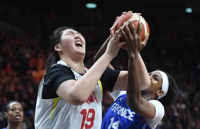 (260910) -- BERLIN, Sept. 10, 2026 -- Zhang Ziyu (L) of China competes during the quarterfinal match between China and France at the FIBA Women s Basketball World Cup 2026 in Berlin, Germany, Sept. 10, 2026. ) (SP)GERMANY-BERLIN-BASKETBALL-WOMEN S WORLD CUP-CHN VS FRA HexCanling 