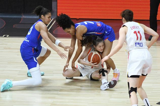 (260910) -- BERLIN, Sept. 10, 2026 -- Zhang Manman (bottom) of China vies for the ball during the quarterfinal match between China and France at the FIBA Women s Basketball World Cup 2026 in Berlin, Germany, Sept. 10, 2026. ) (SP)GERMANY-BERLIN-BASKETBALL-WOMEN S WORLD CUP-CHN VS FRA HexCanling 