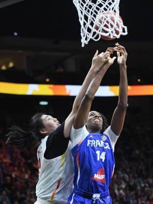 (260910) -- BERLIN, Sept. 10, 2026 -- Zhang Ziyu (L) of China vies with Dominique Malonga of France during the quarterfinal match between China and France at the FIBA Women s Basketball World Cup 2026 in Berlin, Germany, Sept. 10, 2026. ) (SP)GERMANY-BERLIN-BASKETBALL-WOMEN S WORLD CUP-CHN VS FRA HexCanling 