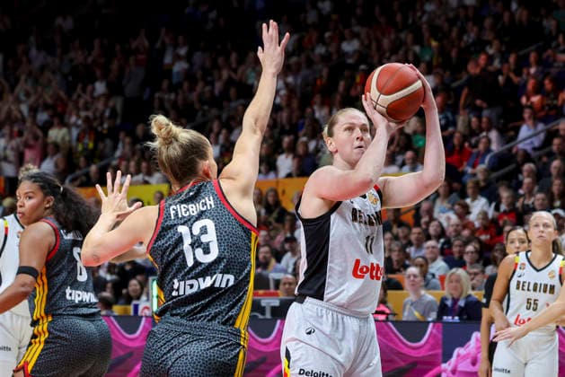 Leonie Fiebich (Germany) und Emma Meesseman (Belgium) battle for the ball during the FIBA Women s Basketball World Cup Germany 2026 Quarter-Final match between Belgium and Germany at Berlin Arena on September 10, 2026 in Berlin, Germany. (Photo by Marco Steinbrenner DeFodi Images) -