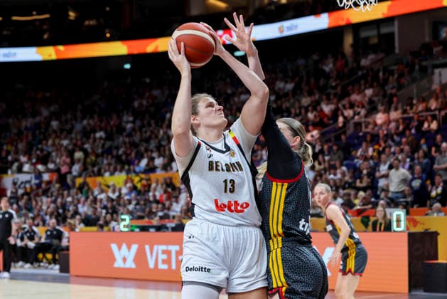 Kyara Linskens (Belgium) und Luisa Geiselsoder (Germany) battle for the ball during the FIBA Women s Basketball World Cup Germany 2026 Quarter-Final match between Belgium and Germany at Berlin Arena on September 10, 2026 in Berlin, Germany. (Photo by Marco Steinbrenner DeFodi Images) -