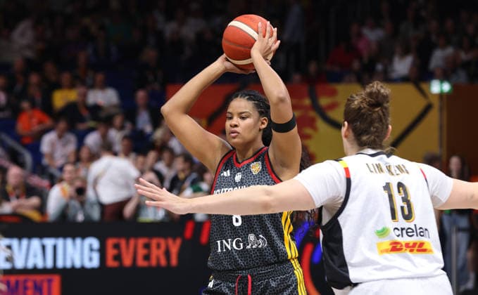Nyara Sabally am Ball, Kyara Linskens Zweikampf Spielszene Aktion Basketball FIBA World Cup Weltmeisterschaft Frauen WM Saison 2026 2027 10.09.2026 Belgien BEL vs DBB Deutschland GER