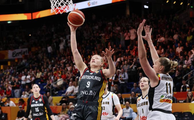 Emma Eichmeyer zieht zum Korb, Emma Meesseman Zweikampf Spielszene Aktion Basketball FIBA World Cup Weltmeisterschaft Frauen WM Saison 2026 2027 10.09.2026 Belgien BEL vs DBB Deutschland GER