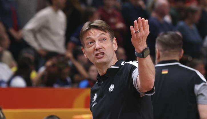 Bundestrainer Olaf Lange gibt Anweisungen Aktion Oberkörper Basketball FIBA World Cup Weltmeisterschaft Frauen WM Saison 2026 2027 10.09.2026 Belgien BEL vs DBB Deutschland GER