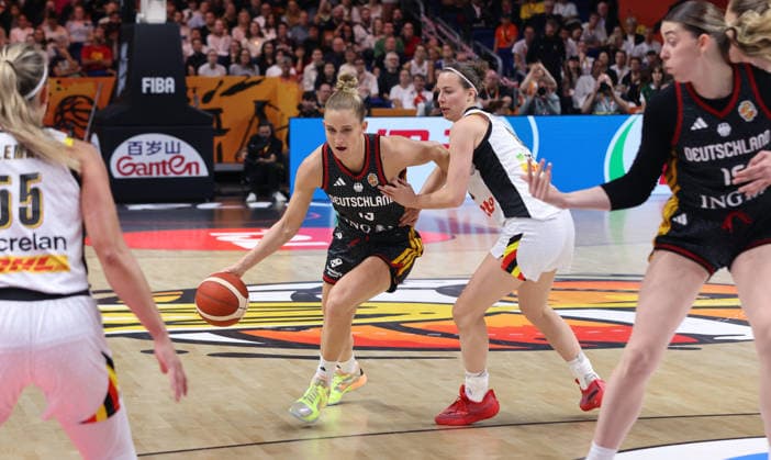 Leonie Fiebich am Ball, Antonia Delaere Zweikampf Spielszene Aktion Basketball FIBA World Cup Weltmeisterschaft Frauen WM Saison 2026 2027 10.09.2026 Belgien BEL vs DBB Deutschland GER