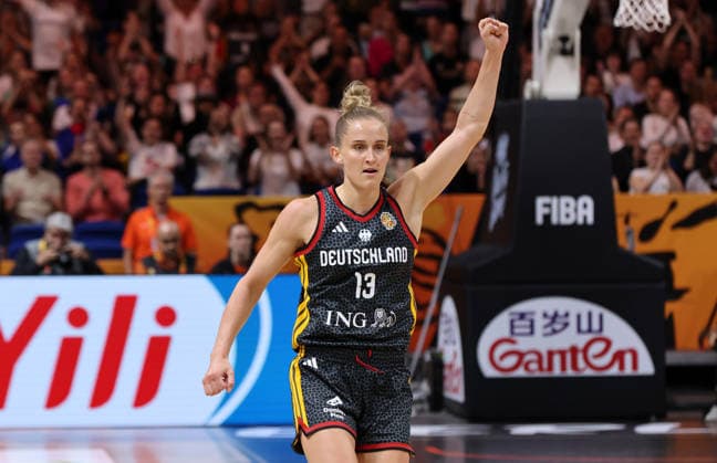 Leonie Fiebich jubelt Dreier Freude Emotion Jubel Basketball FIBA World Cup Weltmeisterschaft Frauen WM Saison 2026 2027 10.09.2026 Belgien BEL vs DBB Deutschland GER