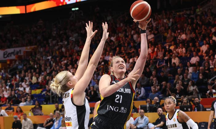 Nastja Claessens, Marie Gülich am Ball Zweikampf Spielszene Aktion Basketball FIBA World Cup Weltmeisterschaft Frauen WM Saison 2026 2027 10.09.2026 Belgien BEL vs DBB Deutschland GER