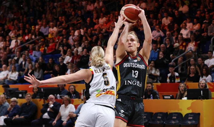 Nastja Claessens, Leonie Fiebich am Ball Zweikampf Spielszene Aktion Basketball FIBA World Cup Weltmeisterschaft Frauen WM Saison 2026 2027 10.09.2026 Belgien BEL vs DBB Deutschland GER