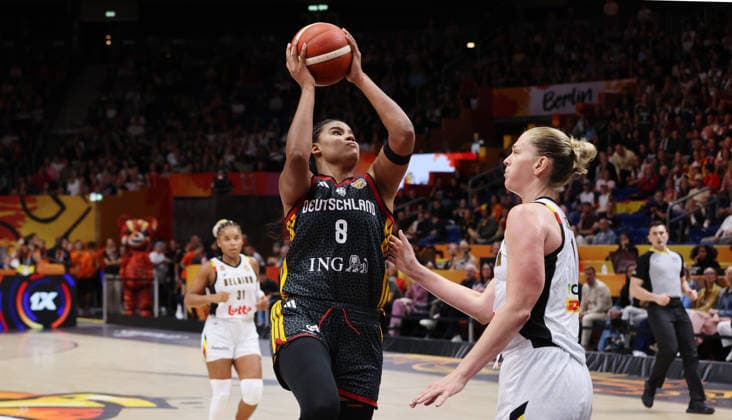 Nyara Sabally am Ball, Emma Meesseman Zweikampf Spielszene Aktion Basketball FIBA World Cup Weltmeisterschaft Frauen WM Saison 2026 2027 10.09.2026 Belgien BEL vs DBB Deutschland GER