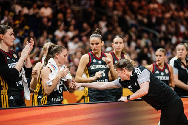 FIBA Women™s Basketball World Cup 2026: Belgien vs. Deutschland, 10.09.2026 Olaf Lange (Trainer Deutschland) zieht Britta Daub (Deutschland, 19); Basketball, FIBA Women™s Basketball World Cup 2026, Final Phase, Viertelfinale: Belgien vs. Deutschland am 10.09.2026 in der Uber Arena, Berlin Copyright: xBEAUTIFULxSPORTS Tonhäuserx