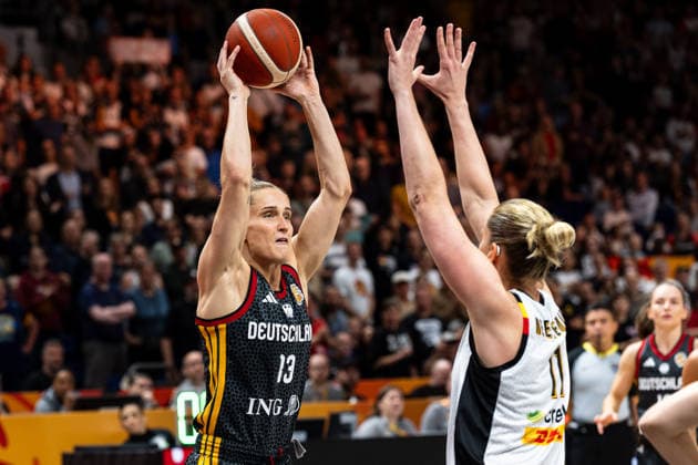 Leonie Fiebich (Deutschland, 13) am Ball, Emma Meesseman (Belgien, 11), GER, Belgien vs. Deutschland, Basketball, FIBA Women s World Cup 2026, Viertelfinale, 10.09.2026 GER, Belgien vs. Deutschland, Basketball, FIBA Women s World Cup 2026, Viertelfinale, 10.09.2026 Berlin Copyright: xEibner-Pressefoto MaxxVincenx EP_MVN