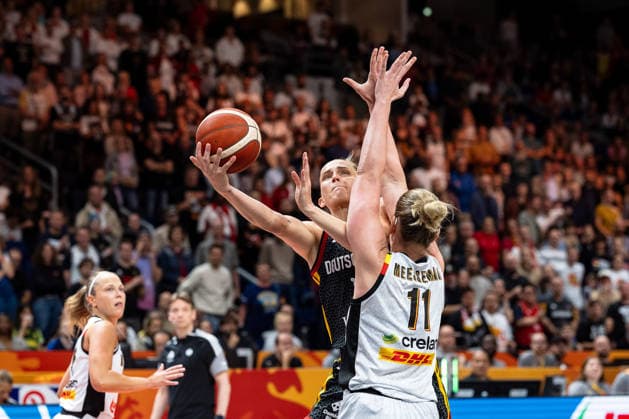 Leonie Fiebich (Deutschland, 13) beim Korbleger, Emma Meesseman (Belgien, 11), GER, Belgien vs. Deutschland, Basketball, FIBA Women s World Cup 2026, Viertelfinale, 10.09.2026 GER, Belgien vs. Deutschland, Basketball, FIBA Women s World Cup 2026, Viertelfinale, 10.09.2026 Berlin Copyright: xEibner-Pressefoto MaxxVincenx EP_MVN
