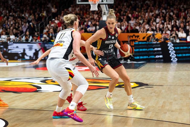 Leonie Fiebich (Deutschland, 13) im Dribbling, Emma Meesseman (Belgien, 11), GER, Belgien vs. Deutschland, Basketball, FIBA Women s World Cup 2026, Viertelfinale, 10.09.2026 GER, Belgien vs. Deutschland, Basketball, FIBA Women s World Cup 2026, Viertelfinale, 10.09.2026 Berlin Copyright: xEibner-Pressefoto MaxxVincenx EP_MVN