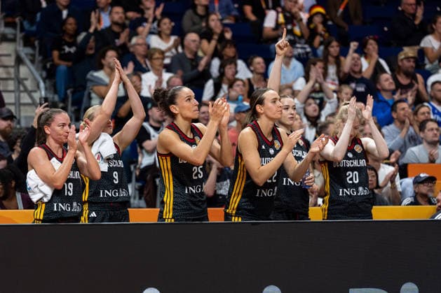 deutsche Bank jubelt Jubel, Britta Daub (Deutschland, 19), Emma Eichmeyer (Deutschland, 09), Clara Bielefeld (Deutschland, 25), Emily Bessoir (Deutschland, 22), Frieda Buehner (Deutschland, 20), GER, Belgien vs. Deutschland, Basketball, FIBA Women s World Cup 2026, Viertelfinale, 10.09.2026 GER, Belgien vs. Deutschland, Basketball, FIBA Women s World Cup 2026, Viertelfinale, 10.09.2026 Berlin Copyright: xEibner-Pressefoto MaxxVincenx EP_MVN