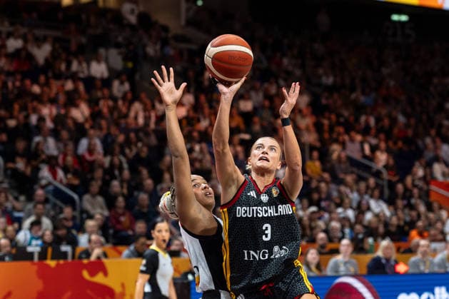 Alexandra Wilke (Deutschland, 03) beim Wurf, Maxuella Lisowa Mbaka (Belgien, 31), GER, Belgien vs. Deutschland, Basketball, FIBA Women s World Cup 2026, Viertelfinale, 10.09.2026 GER, Belgien vs. Deutschland, Basketball, FIBA Women s World Cup 2026, Viertelfinale, 10.09.2026 Berlin Copyright: xEibner-Pressefoto MaxxVincenx EP_MVN