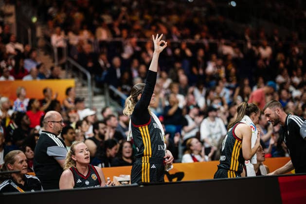 FIBA Women™s Basketball World Cup 2026: Belgien vs. Deutschland, 10.09.2026 Luisa Geiselsoder (Deutschland, 15) zeigt die drei Punkte an; Basketball, FIBA Women™s Basketball World Cup 2026, Final Phase, Viertelfinale: Belgien vs. Deutschland am 10.09.2026 in der Uber Arena, Berlin Copyright: xBEAUTIFULxSPORTS Tonhäuserx