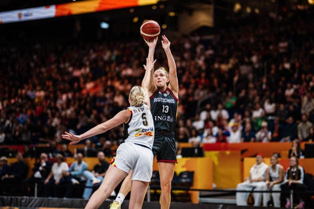 FIBA Women™s Basketball World Cup 2026: Belgien vs. Deutschland, 10.09.2026 Leonie Fiebich (Deutschland, 13) wirft, Nastja Claessens (Belgien, 5); Basketball, FIBA Women™s Basketball World Cup 2026, Final Phase, Viertelfinale: Belgien vs. Deutschland am 10.09.2026 in der Uber Arena, Berlin Copyright: xBEAUTIFULxSPORTS Tonhäuserx