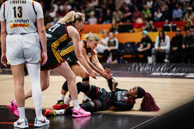 FIBA Women™s Basketball World Cup 2026: Belgien vs. Deutschland, 10.09.2026 Alexis Peterson (Deutschland, 1) wird von Alexandra Wilke (Deutschland, 3) und Marie Gülich (Deutschland, 21) hochgeholfen; Basketball, FIBA Women™s Basketball World Cup 2026, Final Phase, Viertelfinale: Belgien vs. Deutschland am 10.09.2026 in der Uber Arena, Berlin Copyright: xBEAUTIFULxSPORTS Tonhäuserx