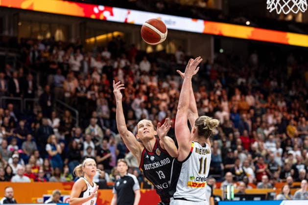 Leonie Fiebich (Deutschland, 13) beim Korbleger, Emma Meesseman (Belgien, 11), GER, Belgien vs. Deutschland, Basketball, FIBA Women s World Cup 2026, Viertelfinale, 10.09.2026 GER, Belgien vs. Deutschland, Basketball, FIBA Women s World Cup 2026, Viertelfinale, 10.09.2026 Berlin Copyright: xEibner-Pressefoto MaxxVincenx EP_MVN