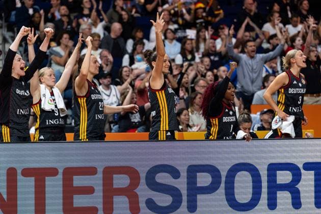 deutsche Bank jubelt Jubel, Luisa Geiselsoder (Deutschland, 15), Emma Eichmeyer (Deutschland, 09), Emily Bessoir (Deutschland, 22), Clara Bielefeld (Deutschland, 25), Alexis Peterson (Deutschland, 01), Alexandra Wilke (Deutschland, 03), GER, Belgien vs. Deutschland, Basketball, FIBA Women s World Cup 2026, Viertelfinale, 10.09.2026 GER, Belgien vs. Deutschland, Basketball, FIBA Women s World Cup 2026, Viertelfinale, 10.09.2026 Berlin Copyright: xEibner-Pressefoto MaxxVincenx EP_MVN