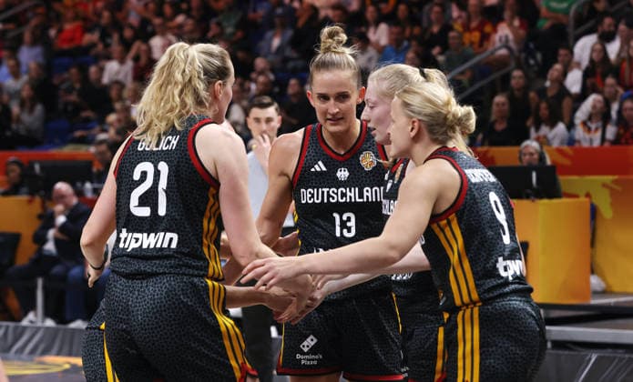 Marie Gülich , Leonie Fiebich, Frieda Bühner , Emma Eichmeyer, Spielerinnen beraten sich Aktion Oberkörper Basketball FIBA World Cup Weltmeisterschaft Frauen WM Saison 2026 2027 10.09.2026 Belgien BEL vs DBB Deutschland GER