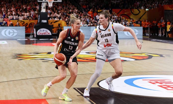 Leonie Fiebich am Ball, Kyara Linskens Zweikampf Spielszene Aktion Basketball FIBA World Cup Weltmeisterschaft Frauen WM Saison 2026 2027 10.09.2026 Belgien BEL vs DBB Deutschland GER
