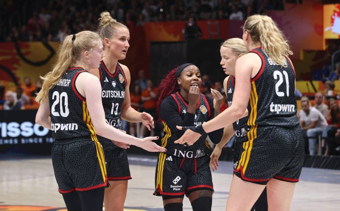 Frieda Bühner, Leonie Fiebich, Alexis Peterson, Emma Eichmeyer, Marie Gülich, Spielerinnen beraten sich Aktion Oberkörper Basketball FIBA World Cup Weltmeisterschaft Frauen WM Saison 2026 2027 10.09.2026 Belgien BEL vs DBB Deutschland GER