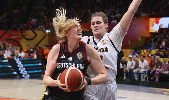 Marie Gülich am Ball, Kyara Linskens Zweikampf Spielszene Aktion Basketball FIBA World Cup Weltmeisterschaft Frauen WM Saison 2026 2027 10.09.2026 Belgien BEL vs DBB Deutschland GER