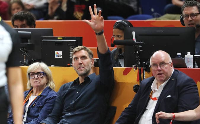 Dirk Nowitzki und DBB Präsident Ingo Weiss fiebern mit Basketball FIBA World Cup Weltmeisterschaft Frauen WM Saison 2026 2027 10.09.2026 Belgien BEL vs DBB Deutschland GER