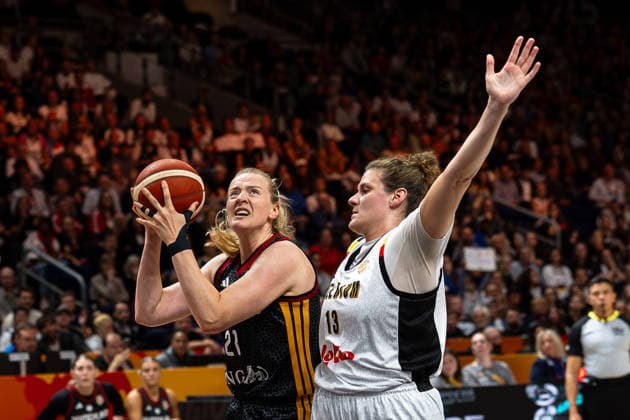 Marie Guelich (Deutschland, 21) am Ball, Kyara Linskens (Belgien, 13), GER, Belgien vs. Deutschland, Basketball, FIBA Women s World Cup 2026, Viertelfinale, 10.09.2026 GER, Belgien vs. Deutschland, Basketball, FIBA Women s World Cup 2026, Viertelfinale, 10.09.2026 Berlin Copyright: xEibner-Pressefoto MaxxVincenx EP_MVN