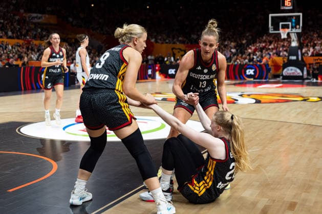 Frieda Buehner (Deutschland, 20) am Boden, Emma Eichmeyer (Deutschland, 09) und Leonie Fiebich (Deutschland, 13) helfen hoch, GER, Belgien vs. Deutschland, Basketball, FIBA Women s World Cup 2026, Viertelfinale, 10.09.2026 GER, Belgien vs. Deutschland, Basketball, FIBA Women s World Cup 2026, Viertelfinale, 10.09.2026 Berlin Copyright: xEibner-Pressefoto MaxxVincenx EP_MVN