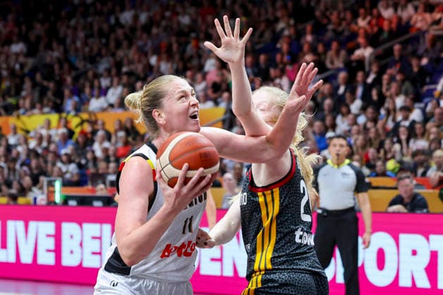 Emma Meesseman (Belgium) und Frieda Buhner (Germany) battle for the ball during the FIBA Women s Basketball World Cup Germany 2026 Quarter-Final match between Belgium and Germany at Berlin Arena on September 10, 2026 in Berlin, Germany. (Photo by Marco Steinbrenner DeFodi Images) -