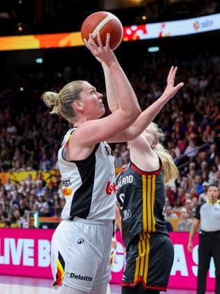 Emma Meesseman (Belgium) und Frieda Buhner (Germany) battle for the ball during the FIBA Women s Basketball World Cup Germany 2026 Quarter-Final match between Belgium and Germany at Berlin Arena on September 10, 2026 in Berlin, Germany. (Photo by Marco Steinbrenner DeFodi Images) -