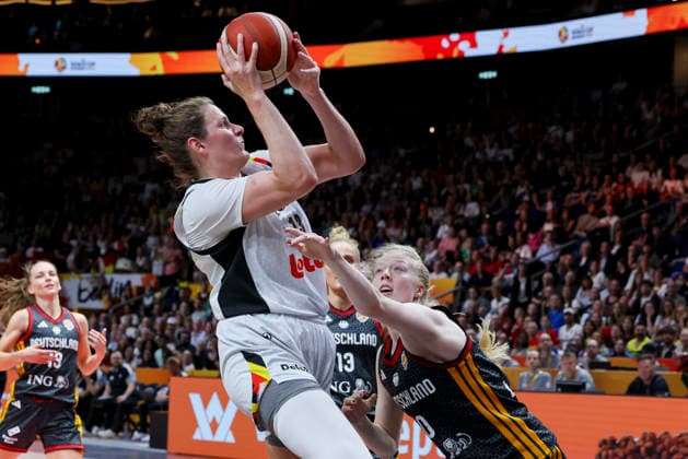 Emma Meesseman (Belgium) und Frieda Buhner (Germany) battle for the ball during the FIBA Women s Basketball World Cup Germany 2026 Quarter-Final match between Belgium and Germany at Berlin Arena on September 10, 2026 in Berlin, Germany. (Photo by Marco Steinbrenner DeFodi Images) -