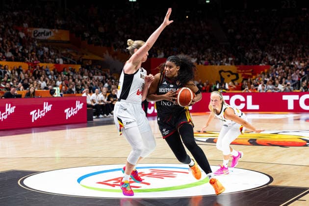 Nyara Sabally (Deutschland, 08) im Dribbling, Emma Meesseman (Belgien, 11), GER, Belgien vs. Deutschland, Basketball, FIBA Women s World Cup 2026, Viertelfinale, 10.09.2026 GER, Belgien vs. Deutschland, Basketball, FIBA Women s World Cup 2026, Viertelfinale, 10.09.2026 Berlin Copyright: xEibner-Pressefoto MaxxVincenx EP_MVN