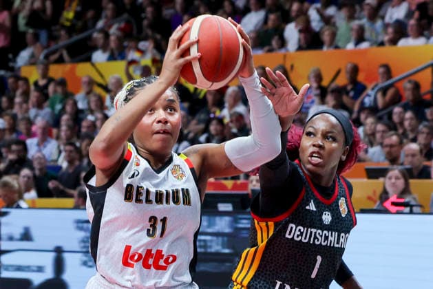 Maxuella Lisowa Mbaka (Belgium) und Alexis Peterson (Germany) battle for the ball during the FIBA Women s Basketball World Cup Germany 2026 Quarter-Final match between Belgium and Germany at Berlin Arena on September 10, 2026 in Berlin, Germany. (Photo by Marco Steinbrenner DeFodi Images) -