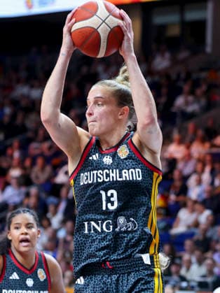 Leonie Fiebich (Germany) controls the ball during the FIBA Women s Basketball World Cup Germany 2026 Quarter-Final match between Belgium and Germany at Berlin Arena on September 10, 2026 in Berlin, Germany. (Photo by Marco Steinbrenner DeFodi Images) -