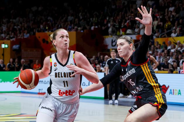 Emma Meesseman (Belgium) und Luisa Geiselsoder (Germany) battle for the ball during the FIBA Women s Basketball World Cup Germany 2026 Quarter-Final match between Belgium and Germany at Berlin Arena on September 10, 2026 in Berlin, Germany. (Photo by Marco Steinbrenner DeFodi Images) -