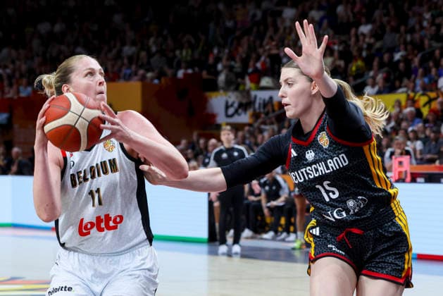 Emma Meesseman (Belgium) und Luisa Geiselsoder (Germany) battle for the ball during the FIBA Women s Basketball World Cup Germany 2026 Quarter-Final match between Belgium and Germany at Berlin Arena on September 10, 2026 in Berlin, Germany. (Photo by Marco Steinbrenner DeFodi Images) -