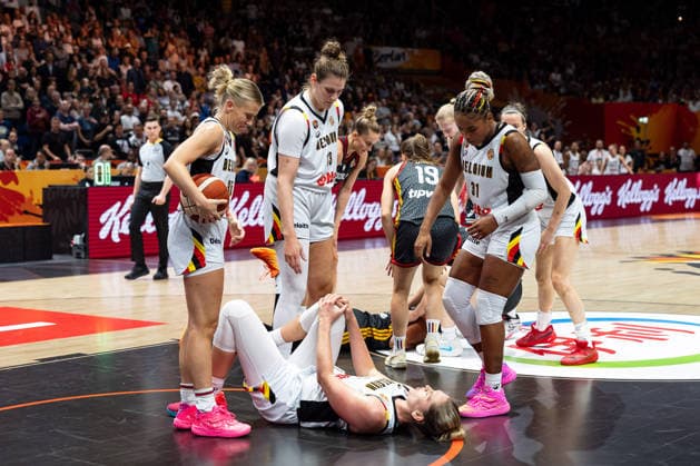 Emma Meesseman (Belgien, 11) am Boden, Julie Vanloo (Belgien, 35), Kyara Linskens (Belgien, 13) und Maxuella Lisowa Mbaka (Belgien, 31) helfen, GER, Belgien vs. Deutschland, Basketball, FIBA Women s World Cup 2026, Viertelfinale, 10.09.2026 GER, Belgien vs. Deutschland, Basketball, FIBA Women s World Cup 2026, Viertelfinale, 10.09.2026 Berlin Copyright: xEibner-Pressefoto MaxxVincenx EP_MVN