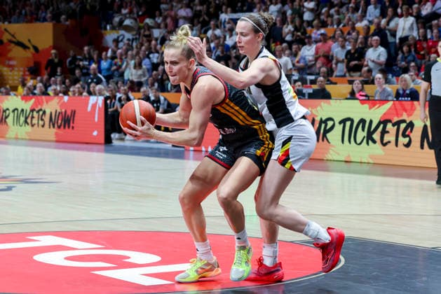 Leonie Fiebich (Germany) und Antonia Delaere (Belgium) battle for the ball during the FIBA Women s Basketball World Cup Germany 2026 Quarter-Final match between Belgium and Germany at Berlin Arena on September 10, 2026 in Berlin, Germany. (Photo by Marco Steinbrenner DeFodi Images) -