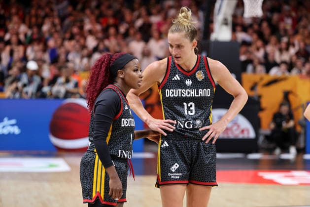 Alexis Peterson redet mit Leonie Fiebich Aktion Oberkörper Basketball FIBA World Cup Weltmeisterschaft Frauen WM Saison 2026 2027 10.09.2026 Belgien BEL vs DBB Deutschland GER