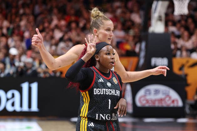 Leonie Fiebich und Alexis Peterson zeigend, gestikulierend Aktion Oberkörper Basketball FIBA World Cup Weltmeisterschaft Frauen WM Saison 2026 2027 10.09.2026 Belgien BEL vs DBB Deutschland GER