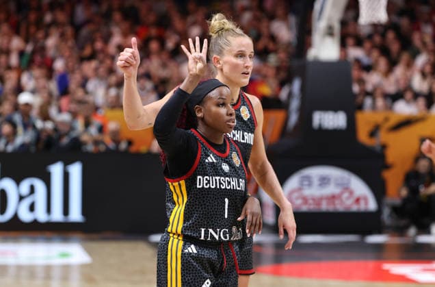 Leonie Fiebich und Alexis Peterson zeigend, gestikulierend Aktion Oberkörper Basketball FIBA World Cup Weltmeisterschaft Frauen WM Saison 2026 2027 10.09.2026 Belgien BEL vs DBB Deutschland GER